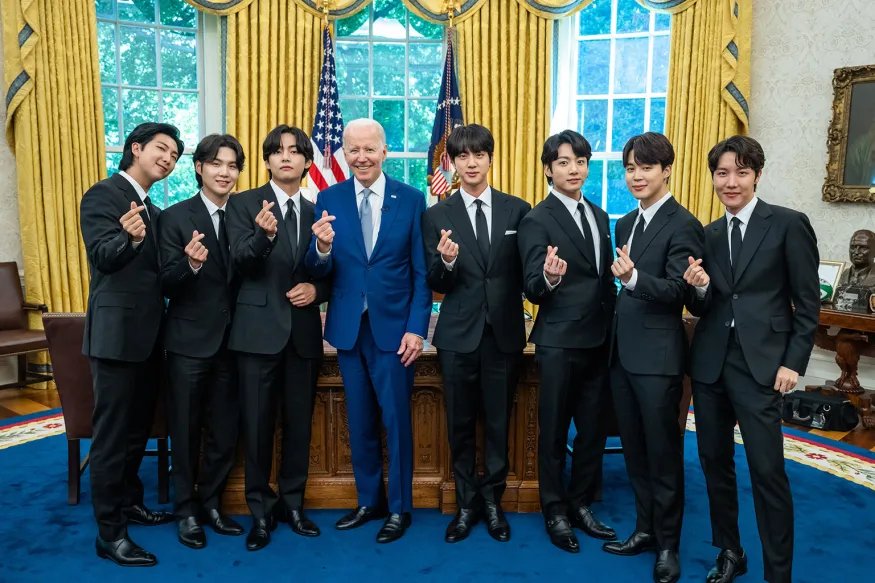 BTS posing with President Joe Biden in the Oval Office, May 2022.